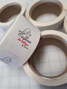 Autocollants en rouleaux avec forme et grandeur sur mesure | Utilisation : Identification, publicité, promotion à l'organisation et la décoration. Facilité d’utilisation pour de nombreuses applications commerciales, industrielles et décoratives