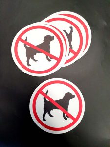 Autocollant 4" en impression avec laminé mat "chien défendu" | Utilisation : Signalisation de restriction