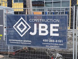Bannière en tissu perforé qui permettent à l'air de passer à travers tout en offrant une visibilité exceptionnelle | Utilisation : Souvent utilisé sur les chantiers de construction, publicité extérieure dans des zones venteuses, publicité sur les clôtures et les grillages