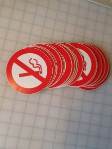 Autocollants défense de fumer coupé à la forme (die cut) | Utilisation : règlements et affichage