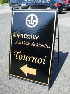Enseigne sandwich en métal avec insertion de coroplast 10mm | Utilisation : Pour une utilisation à l'intérieur ou à l'extérieur ex: Magasins de détail, tournoi de golf, les parcs et les zones de construction