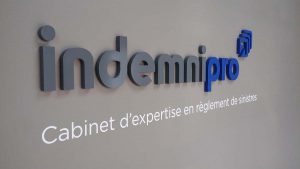Logo en PVC 1/2" peint + lettrage de vinyle | Utilisation : Accueil de bureaux, offrant à la fois fonctionnalité, esthétique et impact visuel
