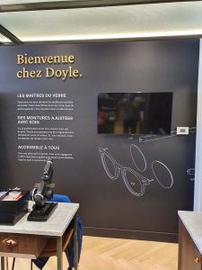 Logo 3D et lettrage autocollant | Utilisation : Image corporative décrivant l'offre professionnelle, une enseigne 3D apporte également un atout décoratif à l'espace d'accueil des bureaux