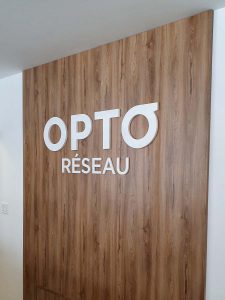 Logo 3D en PVC peint, installé avec collant double face | Utilisation : renforce la reconnaissance de la marque, les éléments tridimensionnels attirent l'attention de manière plus percutante qu'une simple enseigne plane