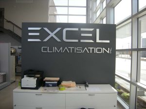 Logo 3D en plexiglass peint argent métallique | Utilisation : Apporte un atout décoratif à l'espace d'accueil des bureaux. Aluminium ou inox pour une touche élégante et industrielle