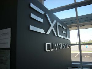 Logo 3D en plexiglass peint argent métallique | Utilisation : Apporte un atout décoratif à l'espace d'accueil des bureaux. Aluminium ou inox pour une touche élégante et industrielle
