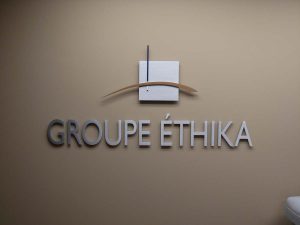 Logo 3D en aluminium brossé, installé avec distanceur | Utilisation : Création d'une atmosphère professionnelle et accueillante qui inspire confiance