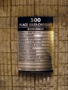 Module de signalisation bombé avec languettes transparentes, lettrage de vinyle découpé et collé de l'arrière. | Utilisation : Hall d'entrée édifice à bureaux