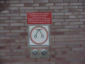 Plaque aluminium ''Raccord-pompier'' avec impression laminé UV avec au dessus plaque gravé extérieure | Utilisation : Signalisation de sécurité incendie édifice personnes agées et retraitées