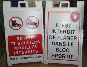 Cadres d'affichage attrayants et durables de Signicade avec coroplast 24" x 36" | Utilisation : Signalisations diverses pour école et club sportif, peuvent être portées à la main, installées sur des supports amovibles