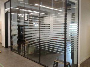 Bandes de vinyle givré | Utilisation : Augmenter l'intimité des espaces commerciaux