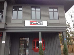 Enseigne en PVC 1" avec ajout de PVC 1/2 pour le logo, le tout peint au couleurs du logo du client | Utilisation : Enseigne murale, agence immobilière